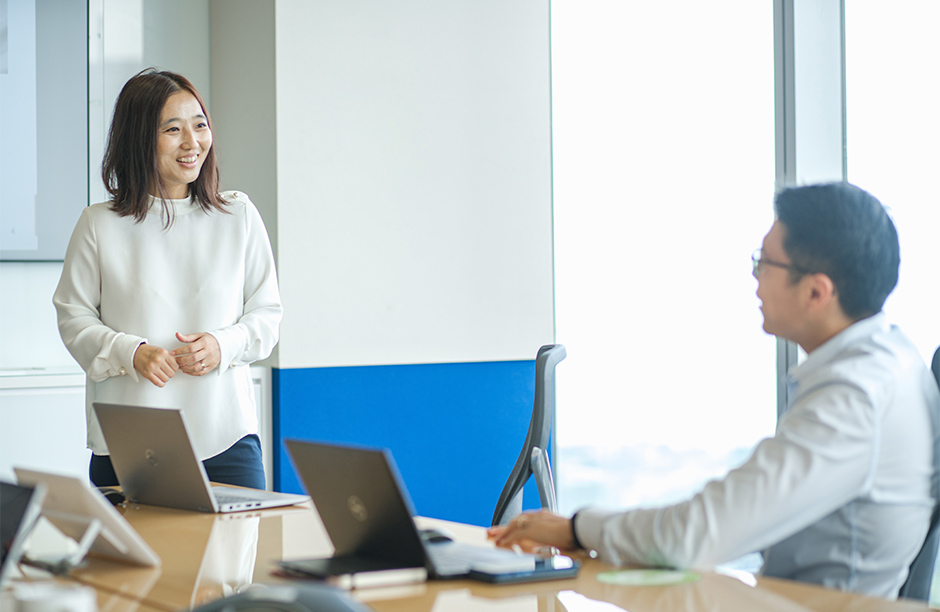Two asian office collegues are talking